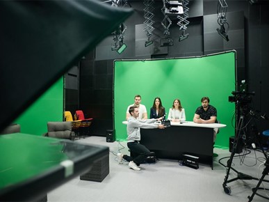 /A/2024/4/C/Studentima komunikologije HKS-a na raspolaganju suvremeni televizijski studio2024 (2).jpg