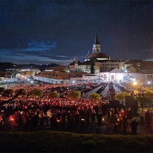 Pobožnost križnog puta pod svijećama na žalosni petak u Mariji Bistrici