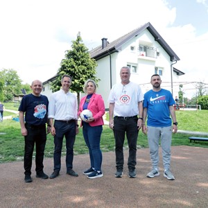 Predstavnici hrvatske nogometne reprezentacije svećenika posjetili Caritasove korisnike