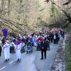 Biskup Razum predvodio pobožnost križnoga puta Ulicom Bliznec