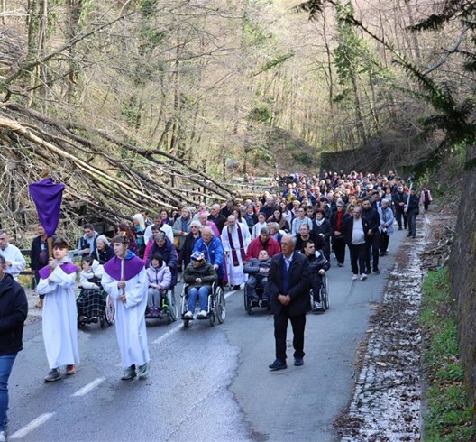Biskup Razum predvodio pobožnost križnoga puta Ulicom Bliznec
