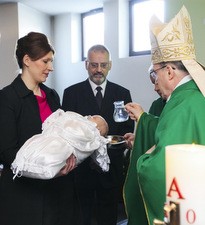 Kardinal Bozanić krstio sedmo dijete obitelji Dorotić