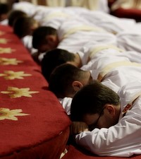 „Narod treba svećenike, a ne glumce“