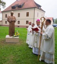 U Petrinji blagoslovljen kip kardinala Kuharića