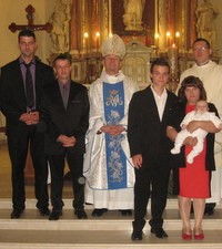 Mons. Pozaić krstio peto dijete obitelji Barać