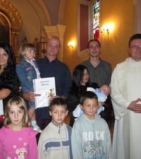 Mons. Pintarić krstio sedmo dijete obitelji Benceković