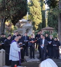Molitva za pokojne na rimskom groblju Campo Verano