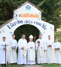 Biskup Pozaić u „Vrtu plavih ruža“