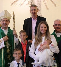 Biskup Šaško krstio djecu u višebrojnim obiteljima