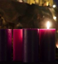 Obredno obilježavanje početka Došašća i paljenje adventske svijeće ispred katedrale