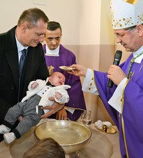 Biskup Šaško krstio Davida Alojzija, osmo dijete obitelji Deur