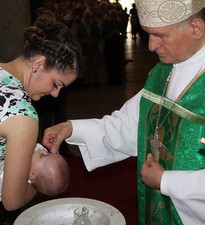 Biskup Pozaić krstio peto dijete u obitelji Đurkin