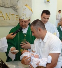 Biskup Šaško krstio šesto dijete u obitelji Vlajčić 