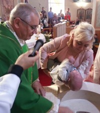 Mons. Miklenić krstio šesto dijete obitelji Čehko