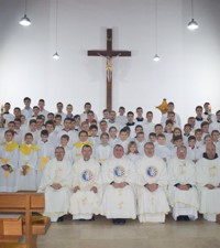 Ministranti u očinskom zagrljaju sv. Josipa