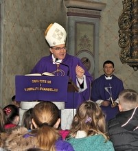 Kardinal Bozanić krstio Katarinu, peto dijete iz obitelji Mihaela i Ane Novina