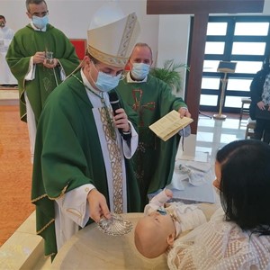 Biskup Šaško krstio Sebastijana i Mihaela