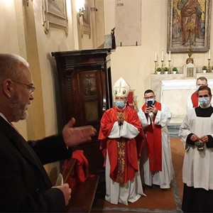 Blagoslovljena ploča koja otkriva naslovnu rimsku crkvu blaženoga Alojzija Stepinca