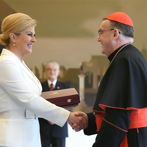 Prigodna riječ kardinala Bozanića tijekom svečanoga primanja odlikovanja koje je kardinalu Franji Kuhariću posmrtno dodijelila Predsjednica RH