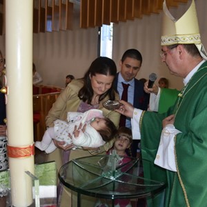 Biskup Šaško krstio Emanuelu, peto dijete obitelji Munjić