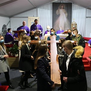 Mladi Zagrebačke nadbiskupije predali križ SHKM-a mladima Bjelovarsko-križevačke biskupije