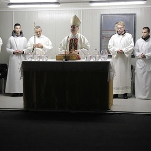 Biskup Šaško predvodio misu polnoćku na otvorenom u Župi bl. Ivana Merza