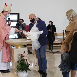 Biskup Šaško krstio Rebeku, osmo dijete u obitelji Gečević