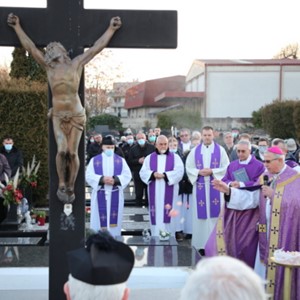 Biskup Gorski predvodio misu zadušnicu i sprovodne obrede za preminulog preč. Ivana Buhina