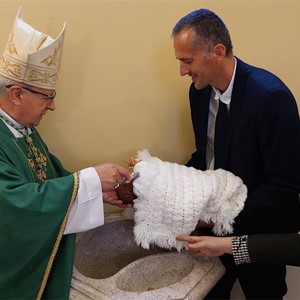 Biskup Gorski krstio Emanuela, šesto dijete obitelji Kolomaz