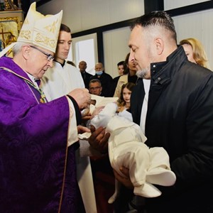 Biskup Gorski krstio dvoje djece iz mnogobrojnih obitelji u župi Granešina