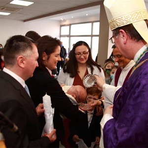 Biskup Šaško krstio peto dijete u obitelji Katić