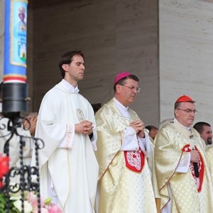 Kardinal Bozanić i pomoćni zagrebački biskupi u molitvenom zajedništvu s papom Franjom za mir