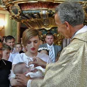 Preč. Milan Pušec krstio Mariju, peto dijete obitelji Čižmek