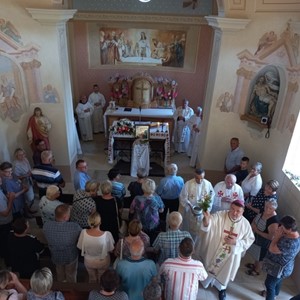 Uvod i homilija biskupa Šaška u euharistijskome slavlju u obnovljenoj kapeli sv. Ane u Desiniću