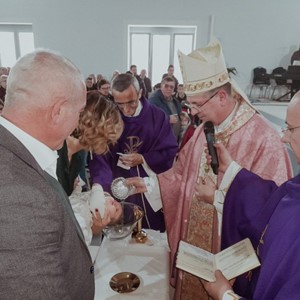 Biskup Šaško u Dugom Selu krstio šesto dijete obitelj Belic