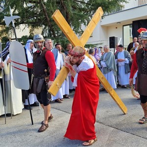 Uprizorenje Kristove Muke ispred Kuće susreta Tabor