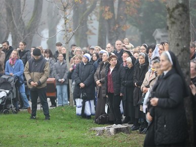 /A/2024/11/A/Nadbiskup Kutleša predvodio misno slavlje svetkovine Svih svetih na zagrebačkom groblju Mirogoj2024 (15).JPG