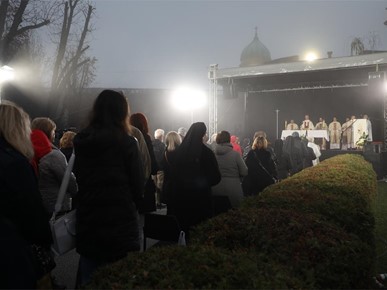 /A/2024/11/A/Nadbiskup Kutleša predvodio misno slavlje svetkovine Svih svetih na zagrebačkom groblju Mirogoj2024_1 (1).JPG