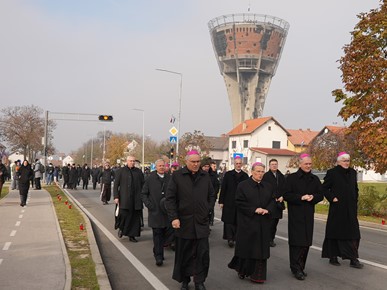 /A/2024/11/C/Nadbiskup Kutleša predvodio misno slavlje o 33. obljetnici Dana sjećanja na žrtvu Vukovara i sve žrtve Domovinskoga rata2024 (3).JPG