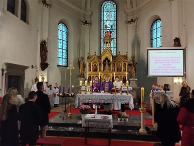 /A/2024/12/A/Kršteno šesto dijete u obitelji Šarić u Župi sv. Anastazije u Samoboru2024 (1).jpg