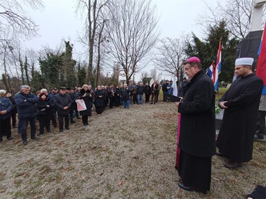 /A/2024/12/C/Biskup Šaško predvodio molitvu za katoličke vjernike na oskvrnjenim grobovima hrvatskih vojnika2024 (3).jpg