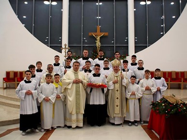 /A/2024/12/E/Biskup Šaško predvodio misu ponoćku u Župi Uzvišenja Svetoga Križa u Dugome Selu2024 (1).jpg