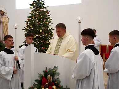 /A/2024/12/E/Biskup Šaško predvodio misu ponoćku u Župi Uzvišenja Svetoga Križa u Dugome Selu2024 (5).jpg