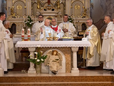 /A/2024/5/A/​Biskup Gorski blagoslovio obnovljenu crkvu Uznesenja Blažene Djevice Marije u Stenjevcu (7).jpg