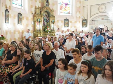 /A/2024/5/H/Nabiskup Kutleša blagoslovio obnovljenu župnu crkvu Pohoda Blažene Djevice Marije u Vukovini2024 (5).JPG