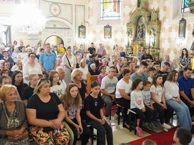 /A/2024/5/H/Nabiskup Kutleša blagoslovio obnovljenu župnu crkvu Pohoda Blažene Djevice Marije u Vukovini2024 (7).JPG