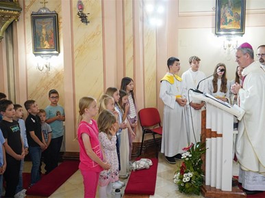 /A/2024/5/H/Nabiskup Kutleša blagoslovio obnovljenu župnu crkvu Pohoda Blažene Djevice Marije u Vukovini2024_1.JPG