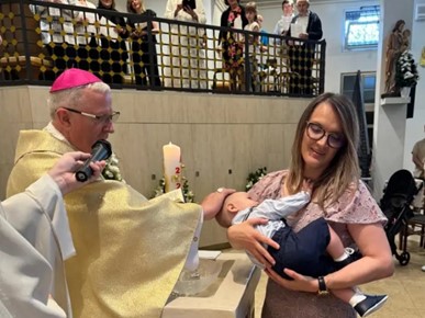 /A/2024/6/A/Biskup Gorski krstio peto dijete obitelji Šumić (3).jpg