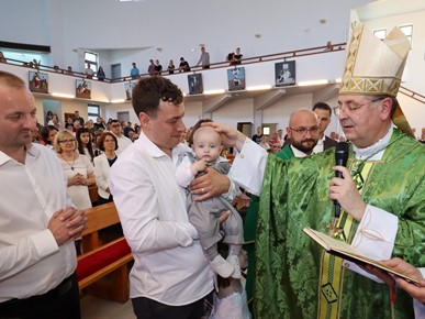 /A/2024/6/B/Biskup Šaško krstio sedmo dijete obitelji Lovrenović i četvrto dijete obitelji Ivić (2).jpg