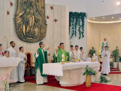 /A/2024/6/B/Biskup Šaško krstio sedmo dijete obitelji Lovrenović i četvrto dijete obitelji Ivić (3).jpg